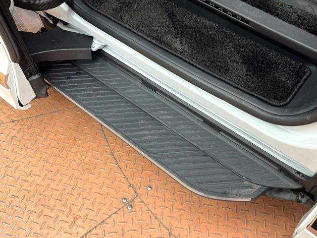 メーカーオプションの【ユニバーサルステップ】を装備。スライドドアと連動したステップにより、小さなお子様の乗り降りがし易くなります♪