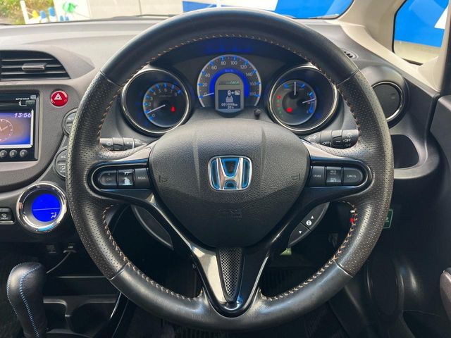 �y�����v�����X�e�A�����O�z�㎿�Ȋv���g�p���邱�ƂŁA��ɂ����������݂ƂĂ��^�]���₷���n���h���ł���