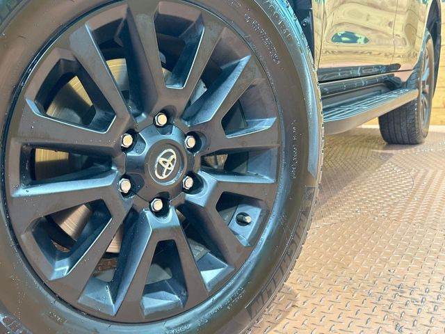 【純正18インチアルミホイール】外観にマッチした純正アルミホイールを装着しております。各種社外アルミホイールや、スタッドレスタイヤも取扱いしております。是非ご相談ください♪