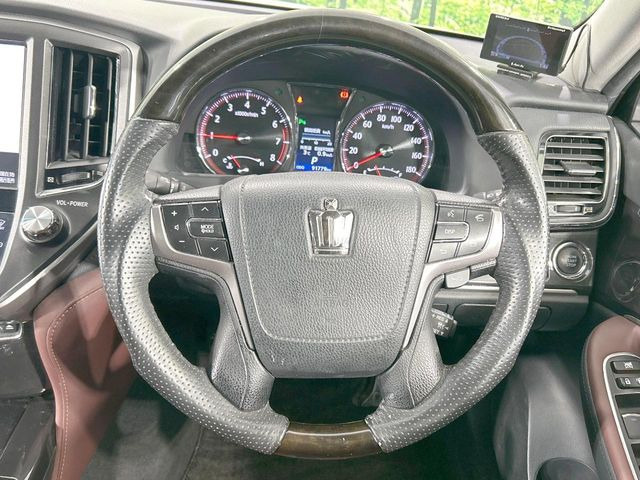 �C���e���A�ɍ��킹���f�U�C���̃X�e�A�����O�́A�^�]�������̂��Ƃ��l���A�^�]���₷���`��A�傫���ł��B�����x�A���ۂɐG���Ă��m���߂��������B