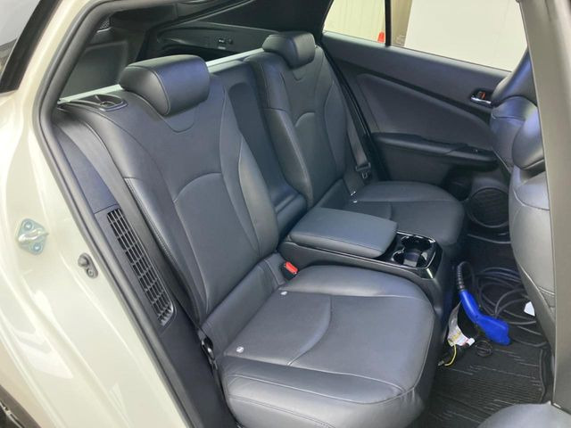 後部座席も気になるようなキズ・汚れやへたり等、大きなダメージはなく、良好な状態です。