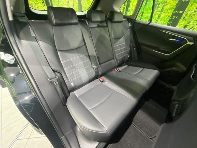 後部座席も気になるようなキズ・汚れやへたり等、大きなダメージはなく、良好な状態です。