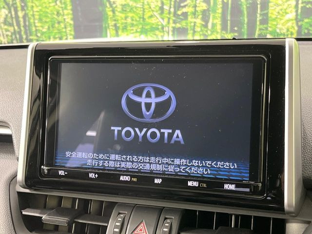 【純正9型ナビ】人気の純正ナビを装備しております。ナビの使いやすさはもちろん、オーディオ機能も充実!キャンプや旅行はもちろん、通勤や買い物など普段のドライブも楽しくなるはず♪