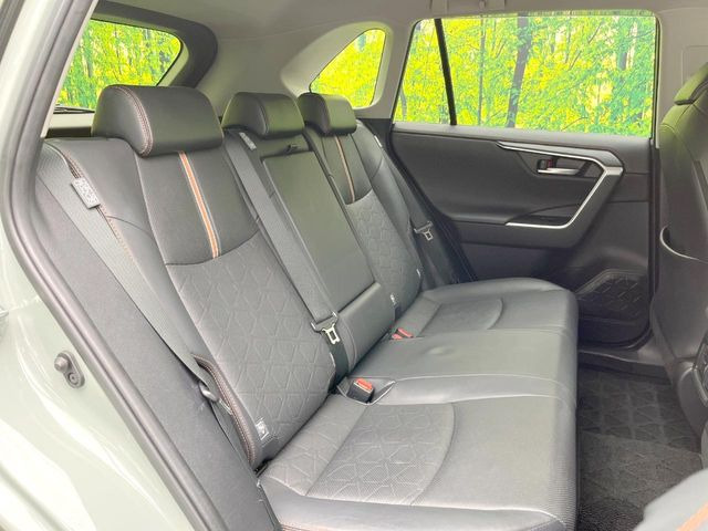 後部座席も気になるようなキズ・汚れやへたり等、大きなダメージはなく、良好な状態です。