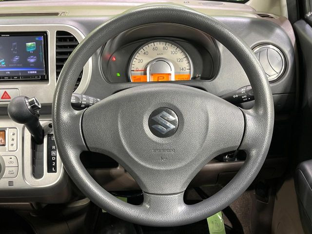 �C���e���A�ɍ��킹���f�U�C���̃X�e�A�����O�́A�^�]�������̂��Ƃ��l���A�^�]���₷���`��A�傫���ł��B�����x�A���ۂɐG���Ă��m���߂��������B