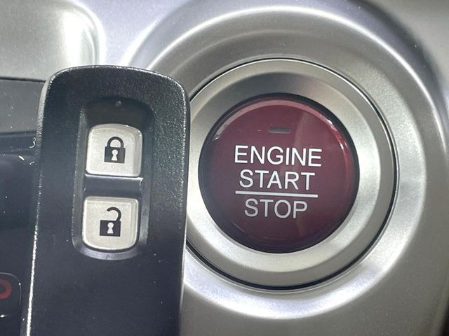 �yHonda�X�}�[�g�L�[�z�J�o����|�P�b�g�ɓ��ꂽ�܂܂ł��h�A�̎{���E�������\�ȃX�}�[�g�L�[�𑕔��B�G���W���̃I���E�I�t�����J�M�����o���K�v����������Ƃ��Ă��֗��ł���