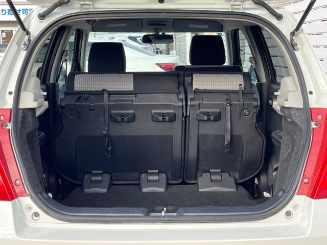 ���i�̂���������ʋ΁A���}���ɏ\���ȉ׎��X�y�[�X���m�ۂ��Ă���܂��B�Z�J���h�V�[�g��|���ƁA�傫�ȉו��̐ύڂ��\�ł���