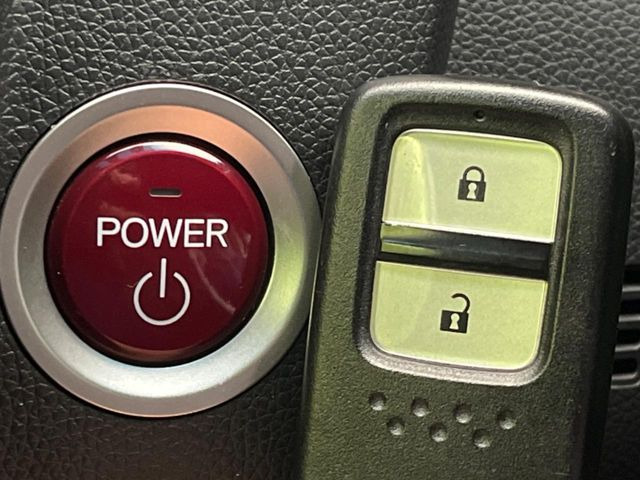 �yHonda�X�}�[�g�L�[�z�J�o����|�P�b�g�ɓ��ꂽ�܂܂ł��h�A�̎{���E�������\�ȃX�}�[�g�L�[�𑕔��B�G���W���̃I���E�I�t�����J�M�����o���K�v����������Ƃ��Ă��֗��ł���