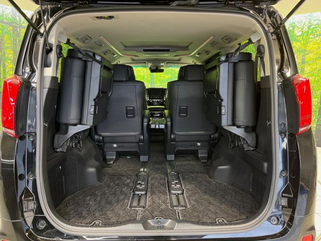 積み下ろしのしやすいデッキにはたっぷりと荷物を積み込んでいただけます。遊びから仕事まで、様々なシーンで頼れます♪