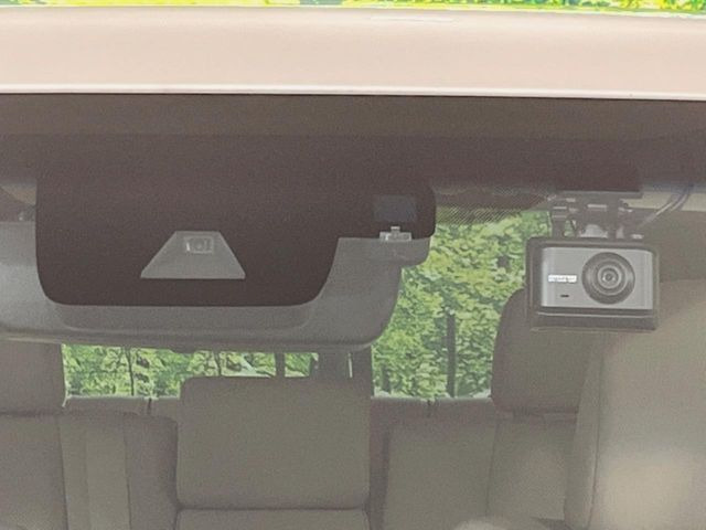 【トヨタセーフティセンス】走行中に前方の車両等を認識し、衝突しそうな時は警報とブレーキで衝突回避と被害軽減をアシスト。より安全にドライブをお楽しみいただけます。