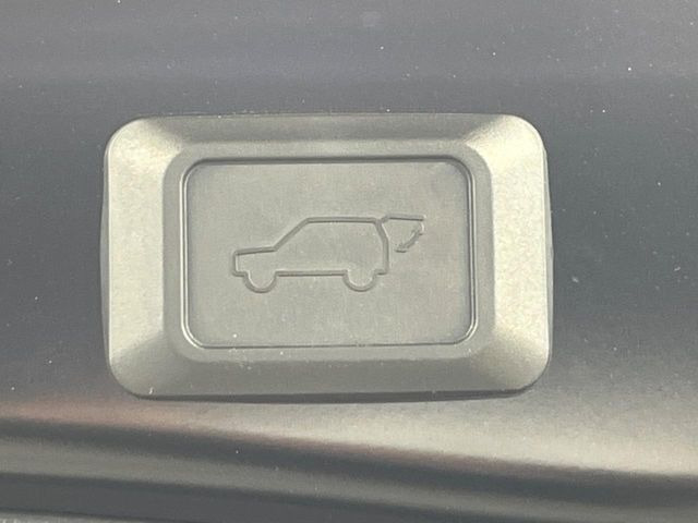 【パワーバックドア】スマートキーや運転席のボタンを押すだけでリアゲートが自動で開閉します!荷物を持っている時や、高い位置にあるバックドアを閉める際に便利な機能です♪