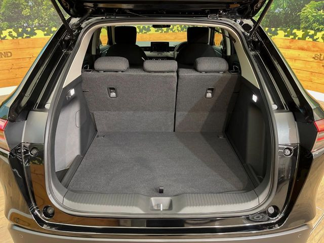 普段のお買い物や通勤、送迎等に十分な荷室スペースを確保しております。セカンドシートを倒すと、大きな荷物の積載も可能です♪