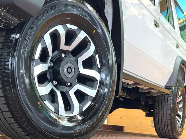 �y����16�C���`�A���~�z�C�[���z�O�ςɃ}�b�`���������A���~�z�C�[���𑕒����Ă���܂��B�e��ЊO�A���~�z�C�[����A�X�^�b�h���X�^�C�����戵�����Ă���܂��B���񂲑��k����������