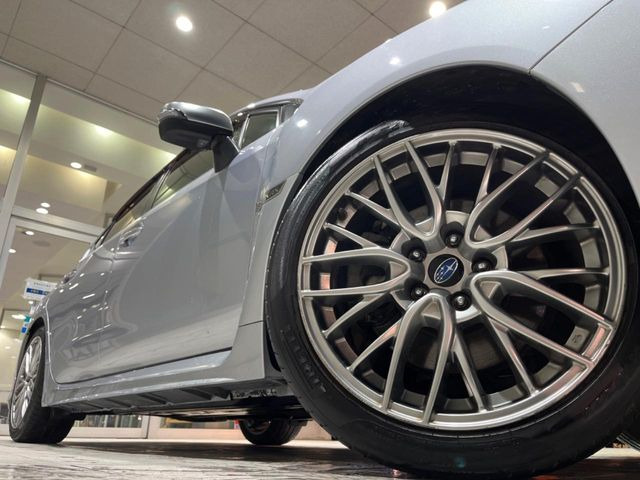 �y����18�C���`�A���~�z�C�[���z�O�ςɃ}�b�`���������A���~�z�C�[���𑕒����Ă���܂��B�e��ЊO�A���~�z�C�[����A�X�^�b�h���X�^�C�����戵�����Ă���܂��B���񂲑��k����������