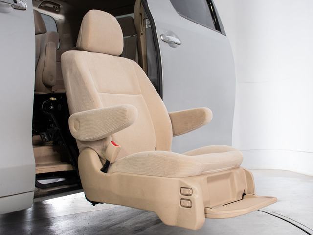 座席が昇降することにより、ご高齢の方や足の不自由な方でも安心して乗降する事が可能です!