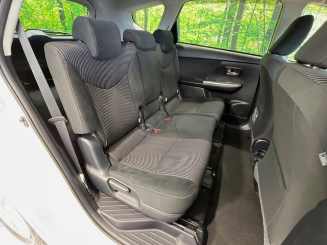 後部座席も気になるようなキズ・汚れやへたり等、大きなダメージはなく、良好な状態です。