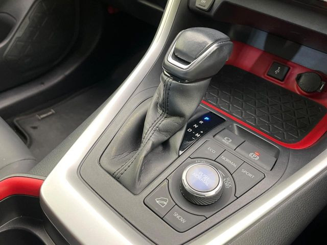 【ドライブモードスイッチ】コンフォートな乗り味からスポーティな乗り味までスイッチ一つで切り替え可能。シーンや気分に合わせたモードを選べば、いつものドライブがより一層楽しくなります♪