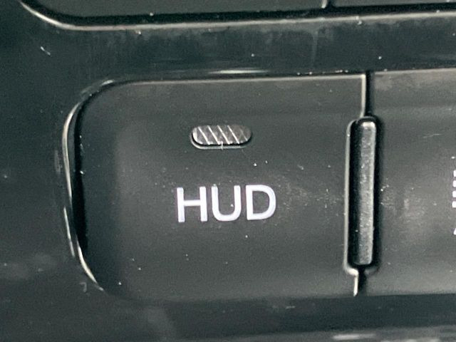 【ヘッドアップディスプレイ】現在の速度や走行情報をデジタル表示で運転席前方のガラスに投影!運転中、目線をずらさず必要な情報を確認できるのでとっても便利で安心!