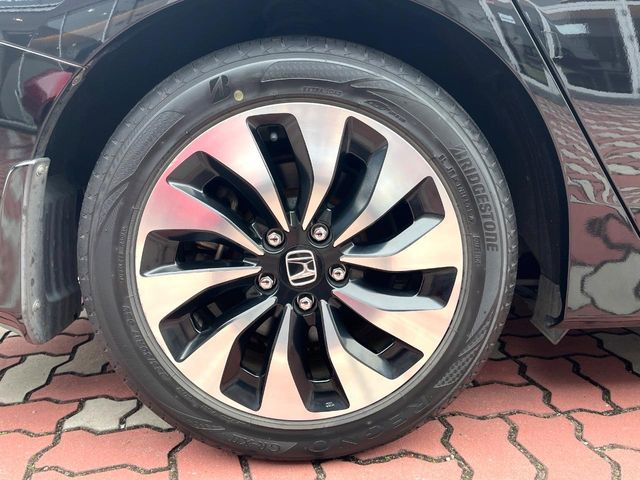 �y����17�C���`�A���~�z�C�[���z�O�ςɃ}�b�`���������A���~�z�C�[���𑕒����Ă���܂��B�e��ЊO�A���~�z�C�[����A�X�^�b�h���X�^�C�����戵�����Ă���܂��B���񂲑��k����������