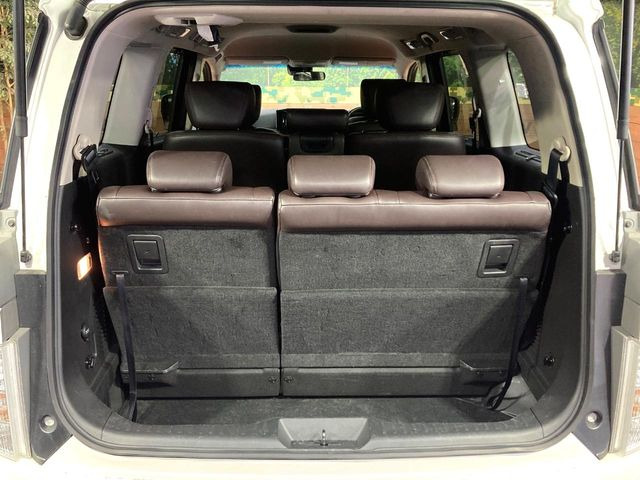 普段のお買い物や通勤、送迎等に十分な荷室スペースを確保しております。セカンドシートを倒すと、大きな荷物の積載も可能です♪