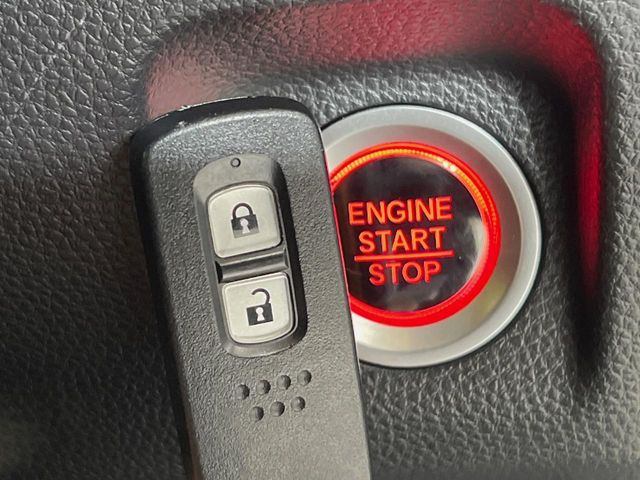 �yHonda�X�}�[�g�L�[�z�J�o����|�P�b�g�ɓ��ꂽ�܂܂ł��h�A�̎{���E�������\�ȃX�}�[�g�L�[�𑕔��B�G���W���̃I���E�I�t�����J�M�����o���K�v����������Ƃ��Ă��֗��ł���