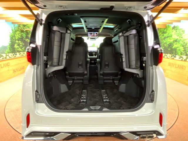 後席を格納すると、これだけの広さが!シーンに合わせたシートアレンジで、大きな荷物も積むことが出来ます♪