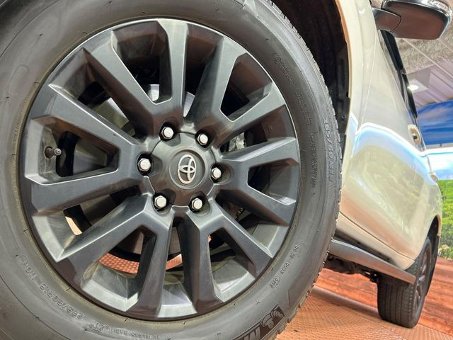 【純正18インチアルミホイール】外観にマッチした純正アルミホイールを装着しております。各種社外アルミホイールや、スタッドレスタイヤも取扱いしております。是非ご相談ください♪