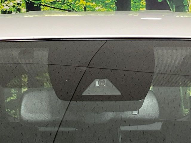 【トヨタセーフティセンス】走行中に前方の車両等を認識し、衝突しそうな時は警報とブレーキで衝突回避と被害軽減をアシスト。より安全にドライブをお楽しみいただけます。