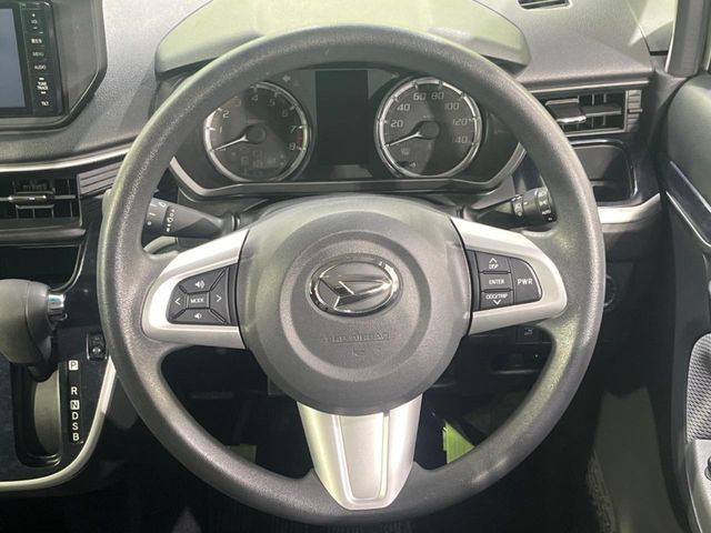 �C���e���A�ɍ��킹���f�U�C���̃X�e�A�����O�́A�^�]�������̂��Ƃ��l���A�^�]���₷���`��A�傫���ł��B�����x�A���ۂɐG���Ă��m���߂��������B