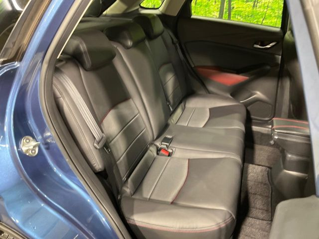 後部座席も気になるようなキズ・汚れやへたり等、大きなダメージはなく、良好な状態です。