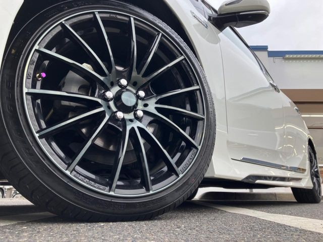 【18インチアルミホイール】外観にマッチしたアルミホイールを装着しております。各種アルミホイールや、スタッドレスタイヤも取扱いしております。是非ご相談ください♪