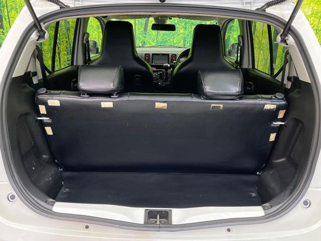 ���i�̂���������ʋ΁A���}���ɏ\���ȉ׎��X�y�[�X���m�ۂ��Ă���܂��B�Z�J���h�V�[�g��|���ƁA�傫�ȉו��̐ύڂ��\�ł���