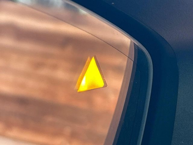 �y�u���C���h�X�|�b�g���j�^�����O�z���s���A�h�A�~���[�̎��p�ɂȂ�₷���ӏ��Ɍ㑱�Ԃ��ڋ߂���ƃT�C�h�~���[�t�߂Ɍx����\���A�h���C�o�[�ɒ��ӊ��N�����Ă���܂��B