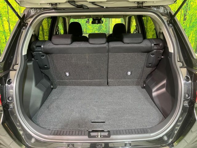 ���i�̂���������ʋ΁A���}���ɏ\���ȉ׎��X�y�[�X���m�ۂ��Ă���܂��B�Z�J���h�V�[�g��|���ƁA�傫�ȉו��̐ύڂ��\�ł���