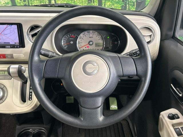 �C���e���A�ɍ��킹���f�U�C���̃X�e�A�����O�́A�^�]�������̂��Ƃ��l���A�^�]���₷���`��A�傫���ł��B�����x�A���ۂɐG���Ă��m���߂��������B