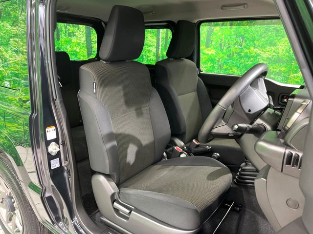 運転席まわりには十分なスペースがあり、大柄な方でもゆったり運転していただける環境です。