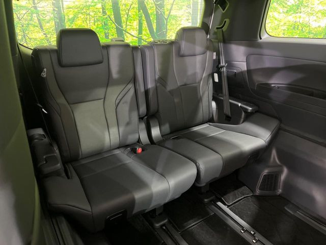 3列目シートはもちろん状態良好☆大人でもゆったりと座って頂けますので、大人数でのお出かけもラクラクです♪ご家族で、気の知れた仲間で、ドライブに行くのが楽しみですね♪