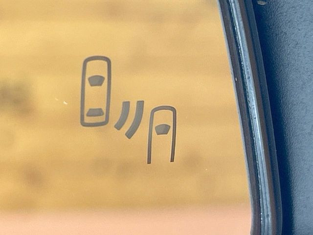 【ブラインドスポットモニター】走行中、ドアミラーの死角になりやすい箇所に後続車が接近するとサイドミラーのレンズに警告を表示!ドライバーに注意喚起をしてくれます。