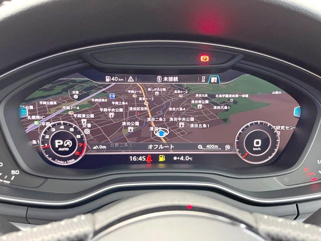 ���o�[�`�����R�b�N�s�b�g:�S�̂��t���p�l���ƂȂ��Ă����i�I�ȃ��[�^�[�p�l���B�ʏ�̃X�s�[�h���[�^�[�Ƃ��Ă̋@�\�͂������A�i�r�E�I�[�f�B�I�@�\�̊m�F�E������ł��A�^�]�ɏW�����₷���Ȃ��Ă���܂��B