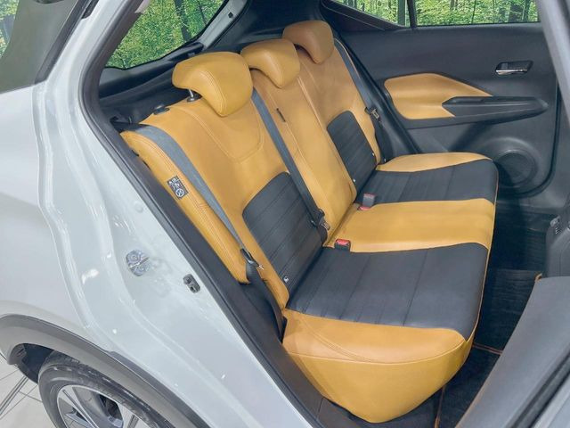 後部座席も気になるようなキズ・汚れやへたり等、大きなダメージはなく、良好な状態です。