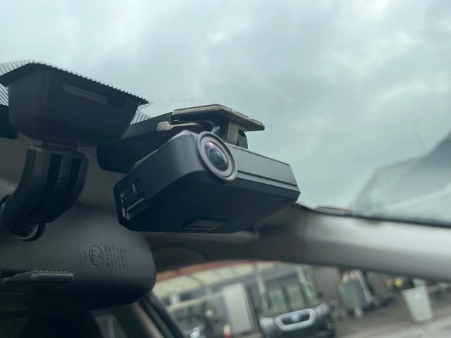 【ドライブレコーダー】安心・安全なカーライフに必須のドライブレコーダーを装備!走行中はもちろん、あおり運転や事故に遭遇した際の状況も映像で記録し、万一のリスクに備えます。