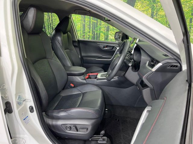 【合皮レザーシート】汚れのふき取りが容易でメンテナンスもが簡単な、機能性に優れる合成皮革を採用した上質なシートです。座り心地もよく、高級感あふれる心地良い車内空間を演出してくれます。