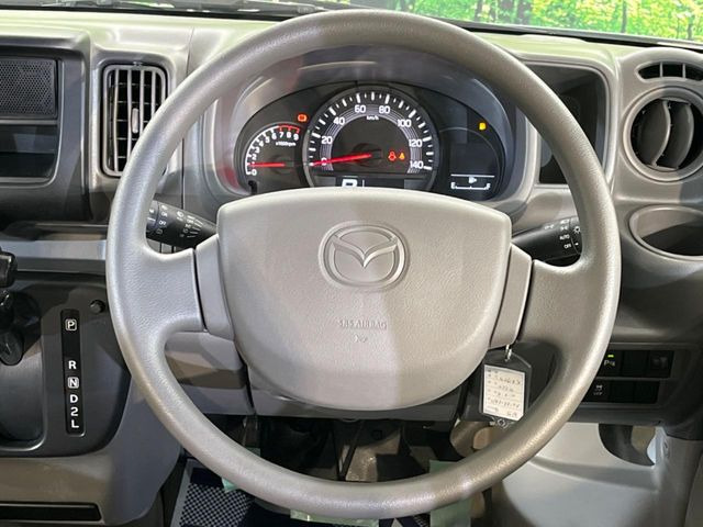 �C���e���A�ɍ��킹���f�U�C���̃X�e�A�����O�́A�^�]�������̂��Ƃ��l���A�^�]���₷���`��A�傫���ł��B�����x�A���ۂɐG���Ă��m���߂��������B