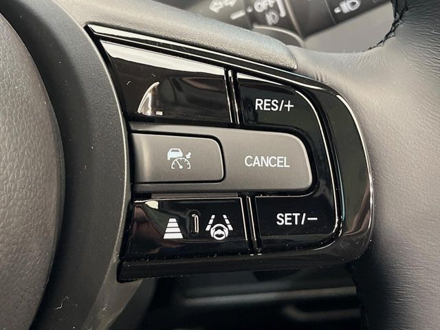 【アダプティブクルーズコントロール】高速道路での長距離走行が楽に!!自動で速度を保つクルーズコントロールが、衝突軽減システムと連携し、前方の車両を感知して車間を保つように速度調節してくれます!!