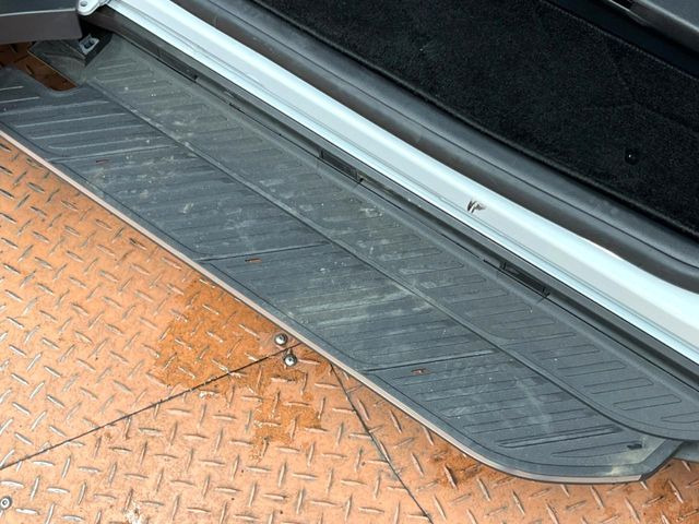 メーカーオプションの【ユニバーサルステップ】を装備。スライドドアと連動したステップにより、小さなお子様の乗り降りがし易くなります♪