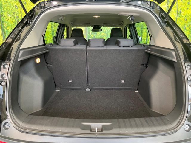 ���i�̂���������ʋ΁A���}���ɏ\���ȉ׎��X�y�[�X���m�ۂ��Ă���܂��B�Z�J���h�V�[�g��|���ƁA�傫�ȉו��̐ύڂ��\�ł���