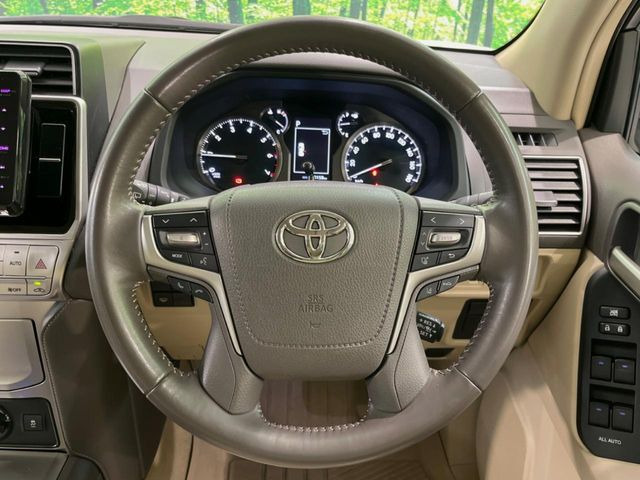 インテリアに合わせたデザインのステアリングは、運転される方のことも考え、運転しやすい形状、大きさです。是非一度、実際に触ってお確かめください。