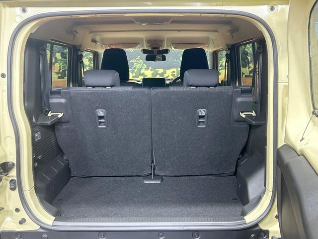 ���i�̂���������ʋ΁A���}���ɏ\���ȉ׎��X�y�[�X���m�ۂ��Ă���܂��B�Z�J���h�V�[�g��|���ƁA�傫�ȉו��̐ύڂ��\�ł���