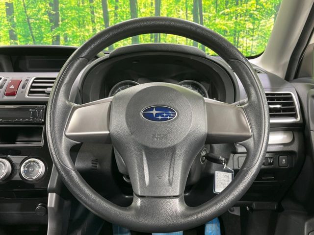 �C���e���A�ɍ��킹���f�U�C���̃X�e�A�����O�́A�^�]�������̂��Ƃ��l���A�^�]���₷���`��A�傫���ł��B�����x�A���ۂɐG���Ă��m���߂��������B