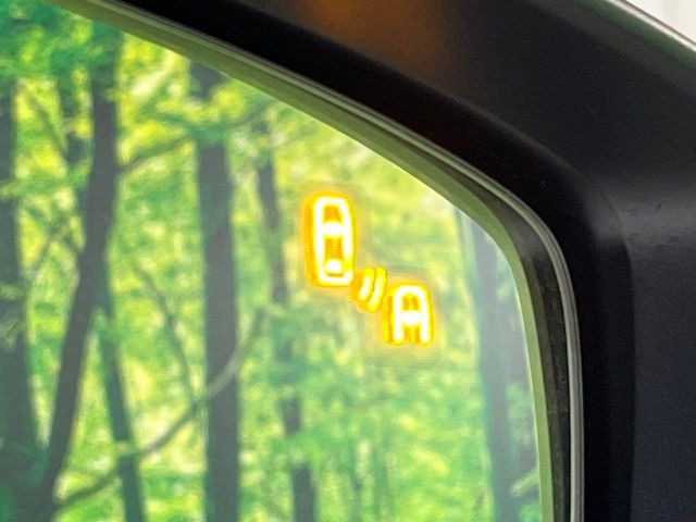 �y�u���C���h�X�|�b�g���j�^�����O�z���s���A�h�A�~���[�̎��p�ɂȂ�₷���ӏ��Ɍ㑱�Ԃ��ڋ߂���ƃT�C�h�~���[�t�߂Ɍx����\���A�h���C�o�[�ɒ��ӊ��N�����Ă���܂��B